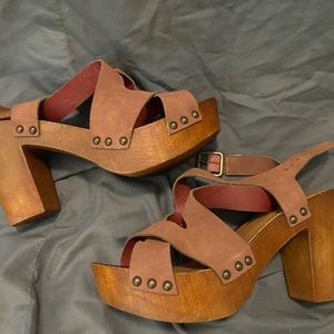 Mauve suede heeled sandal
